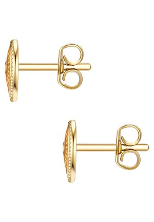 Goldfarbene Ohrstecker mit rundem, strukturiertem Design, das ein zentrales oranges Detail aufweist und mit sicheren Schmetterlingsverschlüssen ausgestattet ist.