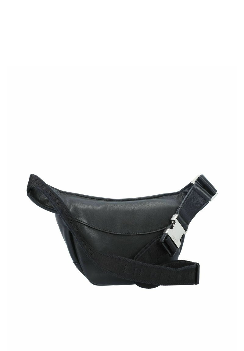 Schwarze Leder-Gürteltasche mit einer gebogenen Form, verstellbarem Stoffgurt mit Logo-Details und silberfarbener Schnallen-Verschluss.