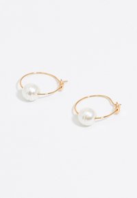 Pendientes de aro de oro con un acento de perla blanca lisa. Los aros son finos, con un acabado brillante y un mecanismo de cierre seguro.