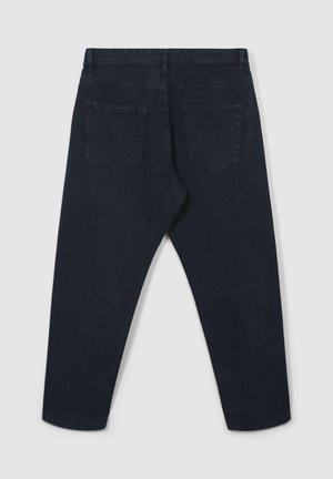 Jeans in denim blu scuro con una forma affusolata, dotati di due tasche posteriori e un classico design a cinque tasche. Tessuto liscio, dettagli minimi.