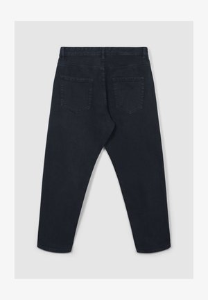 Jeans in denim blu scuro con una forma affusolata, dotati di due tasche posteriori e un classico design a cinque tasche. Tessuto liscio, dettagli minimi.