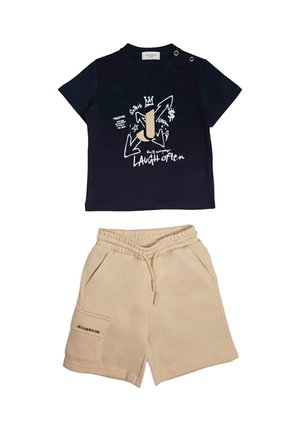Maglietta nera a maniche corte con grafica bianca e pantaloncini beige con coulisse e una tasca laterale con l'etichetta "Jeckerson".