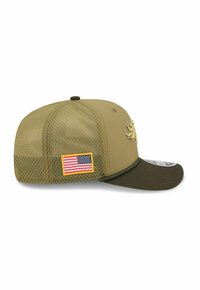 Beige und olivgrüne Baseballmütze mit Netzrücken, gesticktem Logo und Seitenpatch mit der US-Flagge. Gebogenes Visier mit Nähdetails.