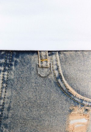Hellblaue Jeans aus Denim weisen ein gewollt abgetragenes Design mit ausgefransten Kanten, einem silbernen Metallelement und kontrastierendem gelben Nähten auf.