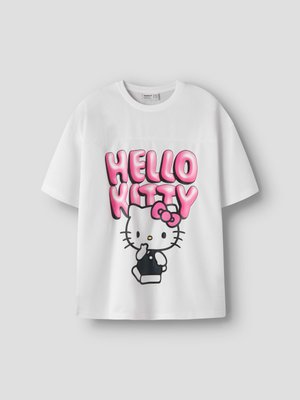 Wit T-shirt met grote roze "HELLO KITTY" tekst en een afbeelding van het Hello Kitty stripfiguurtje met een roze strik.