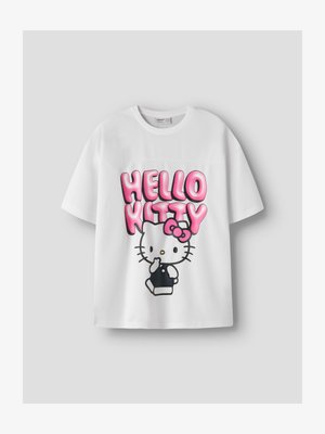 Hvid T-shirt med stor lyserød tekst "HELLO KITTY" og en grafik af tegneseriefiguren Hello Kitty med en lyserød sløjfe.