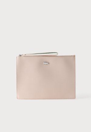 Portamonete rettangolare da polso rosa chiaro con cerniera e piccolo logo coccodrillo argentato al centro davanti.