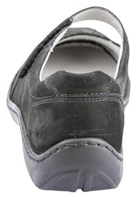 Schwarzer Wildleder-Slipper mit einem Rückengurt, runder Zehenform und strukturiertem Schuhsohle. Mit sichtbaren Nähten entlang der Kanten.