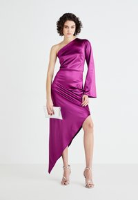 WAL G. OLESSIA ONE SLEEVE DRESS - Džersio suknelė - plum