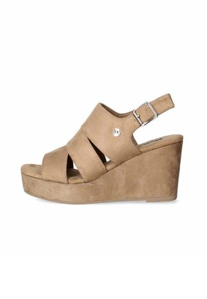 Sandali con zeppa in suede color cammello, con punta aperta, caratterizzati da cinturini incrociati e una chiusura con fibbia alla caviglia. L'altezza della zeppa è moderata.