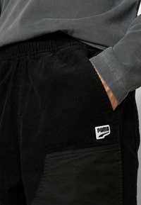 Puma DOWNTOWN PANTS - Bukse - black