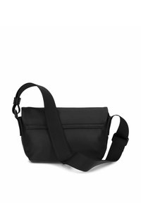 Borsa a spalla nera realizzata in materiale liscio, con una forma rettangolare, tracolla regolabile e una tasca con zip sul davanti.
