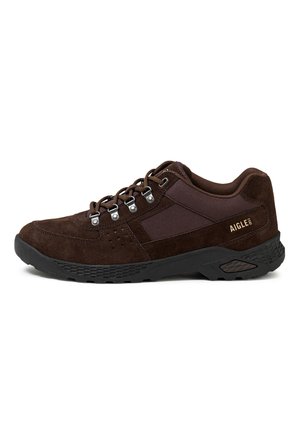 Chaussure de randonnée en daim marron avec œillets en métal, col rembourré, semelle en caoutchouc noire et logo "AIGLE" sur le côté.