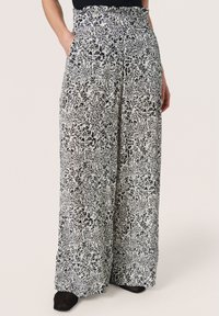 Soaked in Luxury ZAYA - Püksid - black and white ditsy print