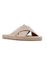 Sandalia tipo slide de ante beige con amplias tiras cruzadas y suela de yute trenzado, suela exterior de goma plana para uso casual en verano.