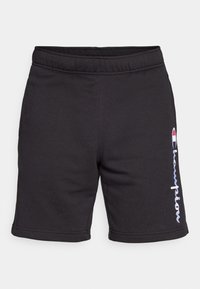 Pantaloni corti in cotone nero con vita elastica e logo "Champion" ricamato in blu, rosso e bianco sul lato sinistro.