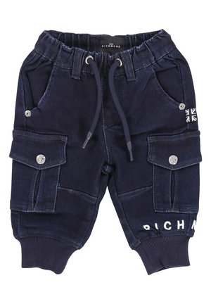 Pantaloni cargo blu navy con vita elasticizzata, cordoncino, tasche laterali e dettagli in testo bianco. Presenta accenti in bottone e polsini a coste.