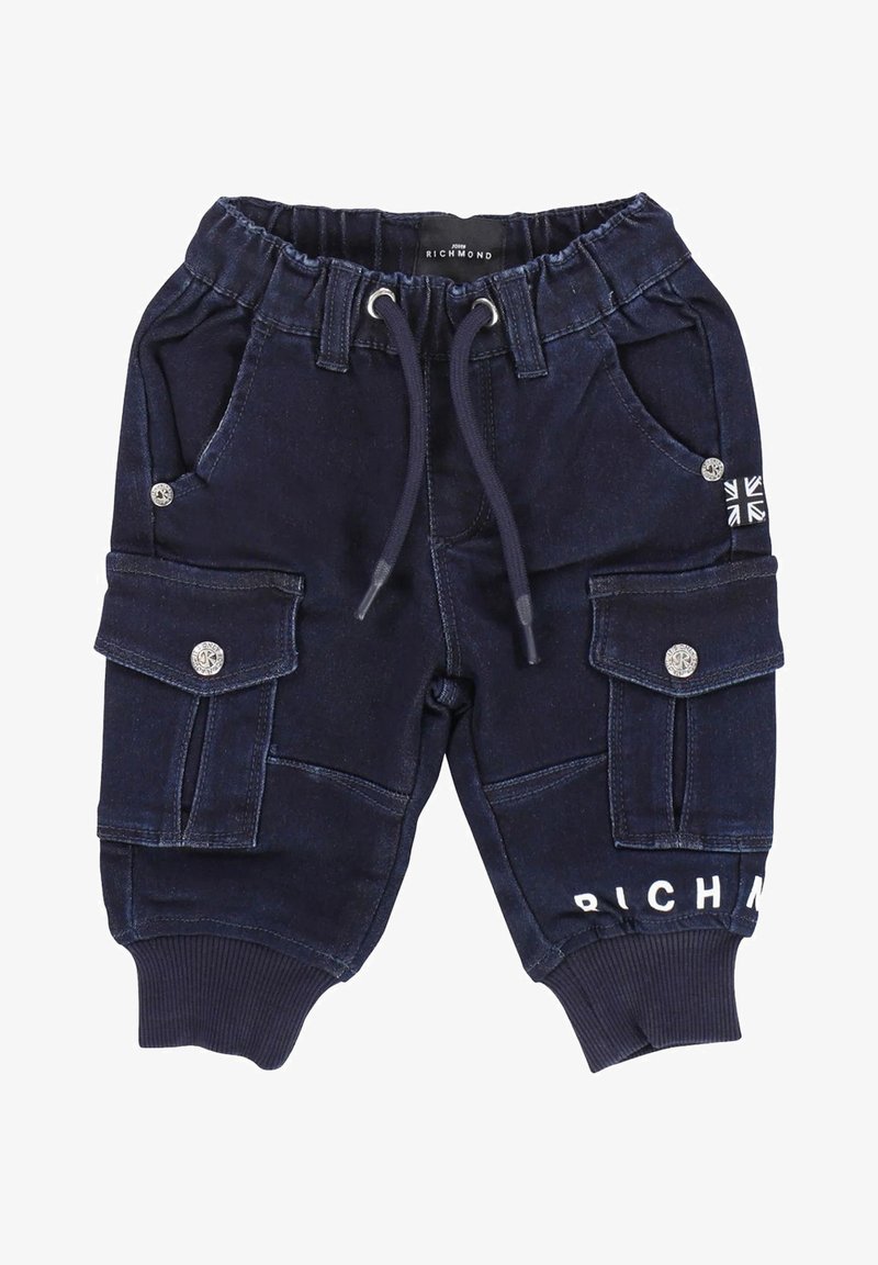 Pantaloni cargo blu navy con vita elasticizzata, cordoncino, tasche laterali e dettagli in testo bianco. Presenta accenti in bottone e polsini a coste.