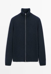 Granatowy sweter z ribbowanym splotem, z wysokim kołnierzem i pełnym zapięciem na zamek. Posiada długie rękawy i teksturowany materiał.