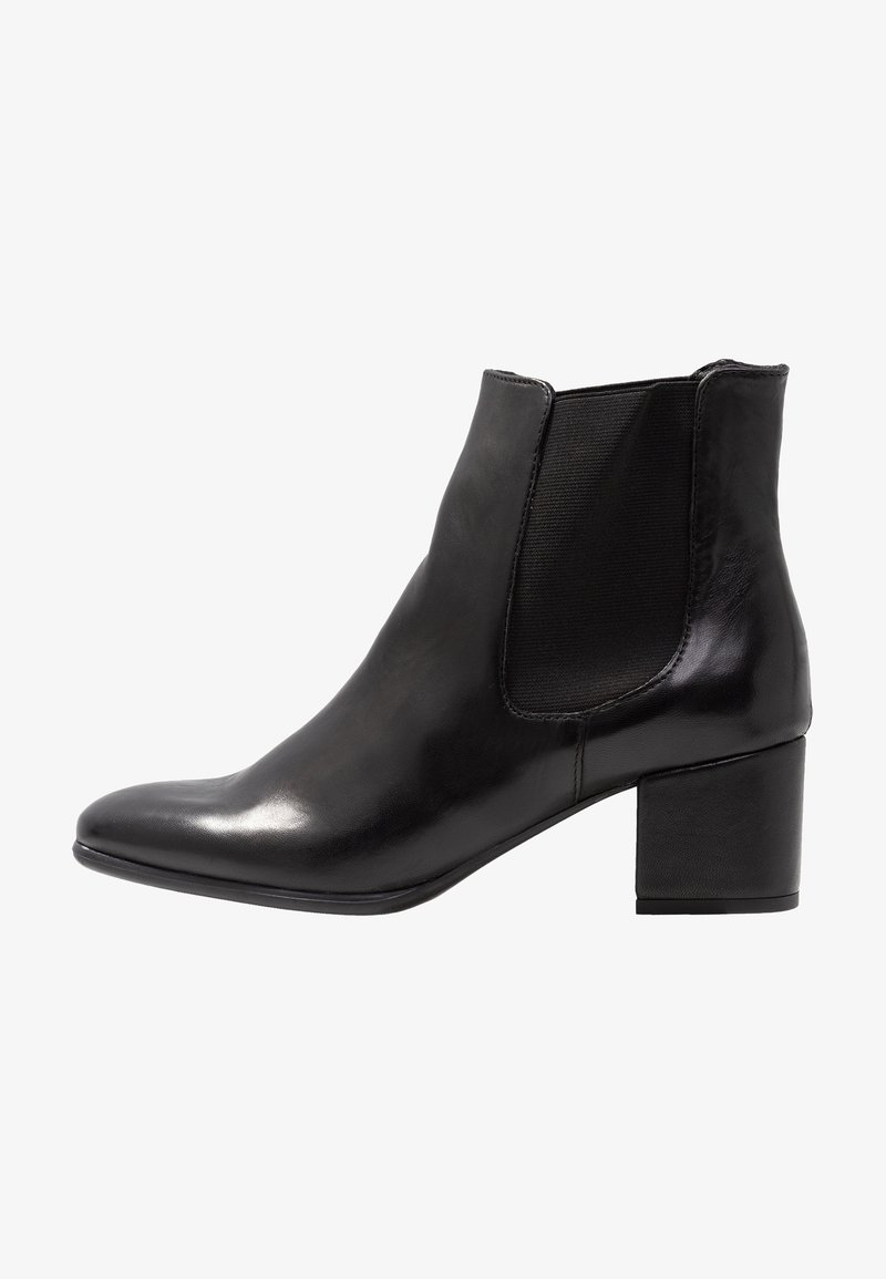 Bottine en cuir noir avec talon carré, panneau latéral élastique et bout pointu, conçue pour la mode féminine et le confort.