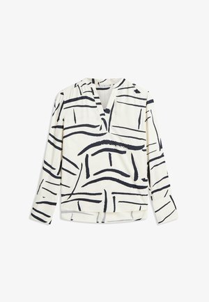 Biała bluzka z długim rękawem z czarnym abstrakcyjnym wzorem pociągnięć pędzla i kołnierzem w kształcie litery V, pokazana na płasko na białym tle.