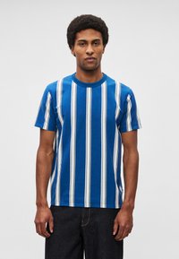 T-shirt azul às riscas com riscas verticais brancas, tecido de algodão, decote redondo, mangas curtas, corte descontraído e aberturas laterais na bainha.