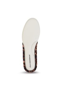 Plantilla con estampado de leopardo en negro y marrón, con una suela blanca acolchada, que presenta una forma redondeada y una marca en el costado.