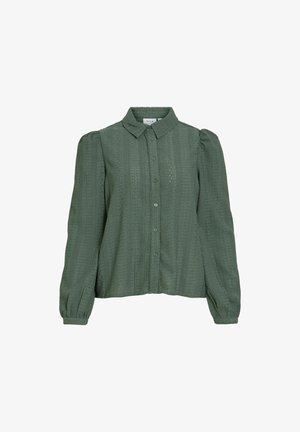 Blouse verte à manches longues avec boutons, tissu texturé, épaules bouffantes et col classique.