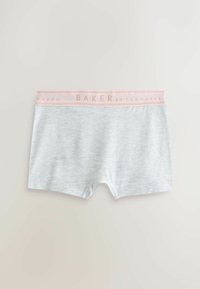 Shorty boxer pour femmes gris clair avec ceinture élastique rose arborant le texte "BAKER by TED BAKER", posé à plat sur une surface blanche.