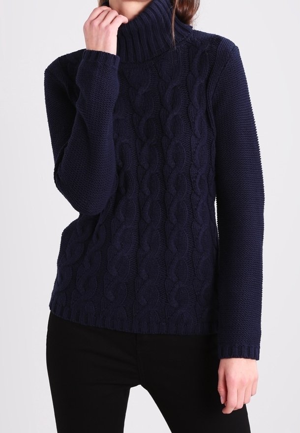 Marineblauer gestrickter Pullover mit hohem Kragen, ausgestattet mit einem Zopfmuster und gerippten Bündchen. Die Stofftextur wirkt dick und warm.