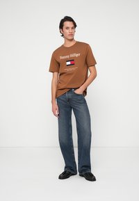 Tommy Hilfiger EMBRO FLAG TEE - Nyomott mintás póló - highland khaki