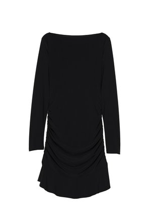 Robe noire à manches longues avec encolure bateau et détails de tissu froncés autour de la taille et des hanches.