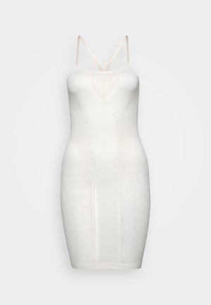 Vestido blanco ajustado con paneles de malla. Presenta tirantes finos y una superficie texturizada, creando una silueta ceñida. Largo hasta el muslo.