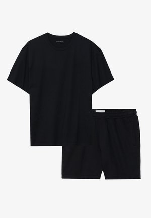 Schwarzes T-Shirt mit kurzen Ärmeln und rundem Ausschnitt sowie passenden schwarzen Shorts mit elastischem Bund und Seitentaschen.