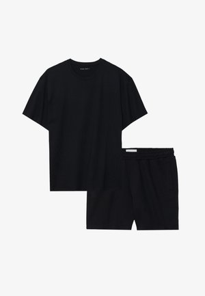 Zwarte t-shirt met korte mouwen en een ronde halslijn, en bijpassende zwarte shorts met een elastische tailleband en zijzakken.
