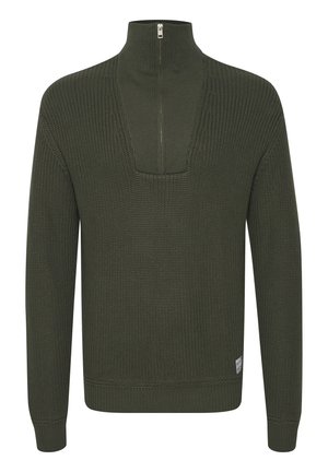 Maglione a collo con mezza zip di colore verde oliva, in tessuto testurizzato, con polsini e orlo a coste, caratterizzato da un'apertura sul petto e una etichetta con logo sul lato.