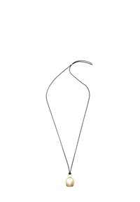 Collana in corda nera con un pendente in metallo dorato a forma di rettangolo arrotondato, caratterizzato da una superficie liscia e un design semplice.