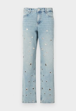 Vaaleansiniset farkut, joissa on leveät lahkeet ja useita pyöreitä metallikoloja ympäri. Klassinen viiden taskun malli.