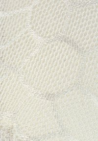 Texturerad tyg med ett hexagonalt mönster i off-white nyanser, med en nätliknande design och subtil lyster. Slät och ventilerande textur.