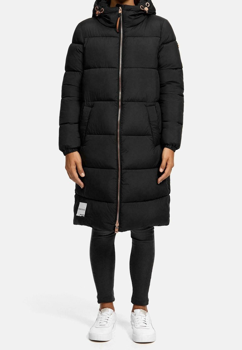 Svart puffjacka med huva, dragkedjestängning och två framfickor. Har quiltad textur och roséguld accentuerande detaljer.