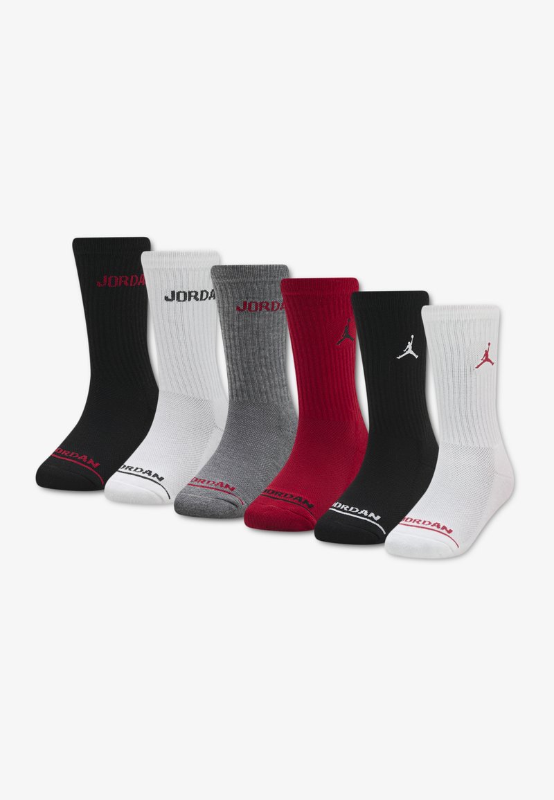 Sześć par skarpetek Jordan w kolorach czarnym, białym, szarym i czerwonym, z prążkowaną teksturą oraz logo na mankietach i bokach.