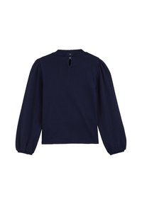 Marinblå långärmad topp i texturerad tyg, med rund halsringning, puffärmar och knappstängning i ryggen med en nyckelhålsdetalj.
