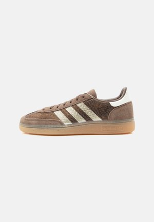 adidas Originals, HANDBALL SPEZIAL - Маратонки - earth strata/off white/gold-coloured metallic