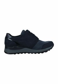 Marineblauwe sneaker met een combinatie van gestructureerde stof en gladde leren accenten, voorzien van een grijze rubberen zool en gedetailleerde stiksels.