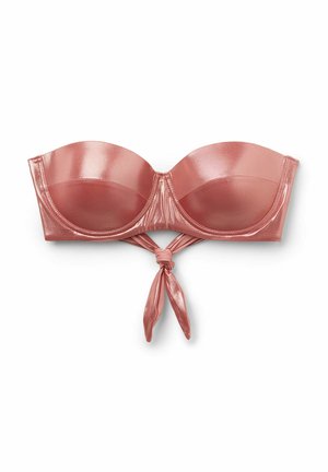 Roze-gouden metallic strapless bh met voorgevormde cups, een zachte glans en een strikdetail aan de voorkant. Heeft gladde randen en geen zichtbare hardware.