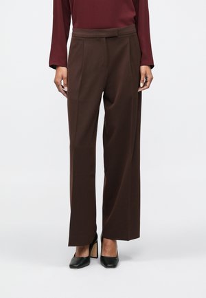 PLEATED TROUSER - Stoffhose - rich brown