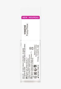 Fuzzy kudde i klar förpackning, har en vit fluffig textur. Etiketten inkluderar produktinformation på flera språk och återvinningsikoner.