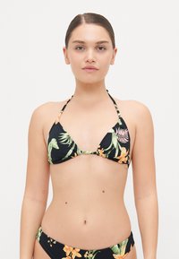 Crni bikini s cvjetnim uzorkom koji uključuje zelene listove i narančaste cvjetove. Trokutasti top s halter trakama i donji dio s niskim strukom koji se podudara.