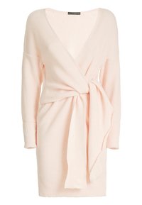 Robe portefeuille en maille côtelée rose clair avec un col en V profond, des manches longues et un détail noué à la taille. Texture douce et coupe décontractée.