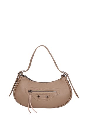 Borsa in pelle di colore beige chiaro con forma arrotondata. Presenta una maniglia superiore, chiusura con zip e una tasca frontale con zip e dettaglio a frangia.